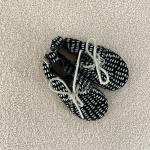 Baby walker piper Finn size 6 Oxford dot black shoes.